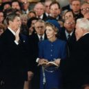 Ronald Reagan (1911-2004) - Ronald Reagan skládá přísahu pro druhé období vrchnímu soudci Warrenu Burgerovi v Capitolu – wikipedie