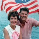 Ronald Reagan (1911-2004) - Ronald a Nancy Reaganovi na lodi v Kalifornii v roce 1964 – wikipedie