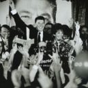 Ronald Reagan (1911-2004) - Ronald a Nancy Reaganovi slaví vítězství v guvernérských volbách v hotelu Biltmore v Los Angeles – wikipedie