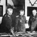 Císař Vilém II. (1859-1941) - S Hindenburgem (vlevo) a Ludendorffem (vpravo) v roce 1917 – wikipedie