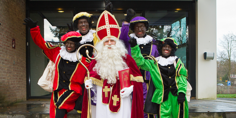 U nás máme Mikuláše, jinde chodí Sinterklaas a Černý Pete. Kde se vzali a co mají na starost?