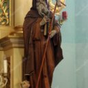 Svatý Antonín - Atributy sv. Antonína, poustevníka – mnišský oděv s kápí; plnovous; prase u nohou – Depositphotos