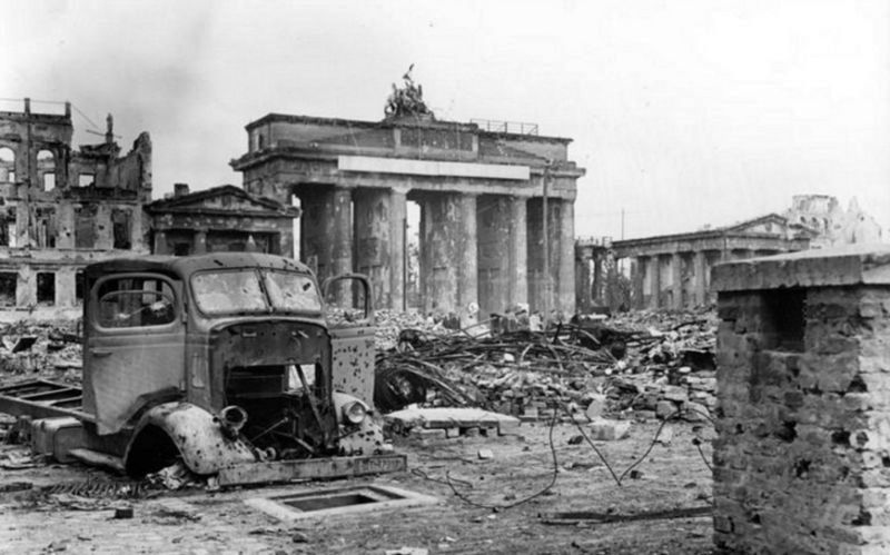Byl zřejmě svědkem Hitlerovy sebevraždy, dožil spokojeně v Mnichově. SS-Gruppenführer Hans Rattenhuber