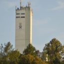 Raifeissen - Sklady a sila Raiffeisen Lagerhaus Genosenschaft pro výkup zemědělských produktů se stavěly u železniční dráhy. Zde nádraží Drosendorf – wikipedia