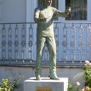 Karajan - Socha v zahradě Karajanova rodného domu – wikipedie