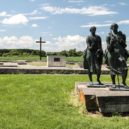 Vyvraždění Vršovců - Sousoší svatého Vojtěcha a svatého Radima s půdorysem církevní stavby v pozadí – wikipedia