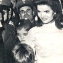 Jacqueline Kennedyová - Svatba Jacqueliny Kennedyové a Onassise – Jacquelina se synem Johnem a dcerou Caroline – 1968 – AA