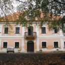 Lina Heydrichová - Tzv. horní zámek v Panenských Břežanech. Někdy omylem vydáván za Heydrichovo sídlo. Ve skutečnosti zde setrvával K. H. Frank-wikipedie