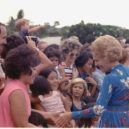 Pat Nixonová - Uvítání na Havaji (1972) – wikipedia