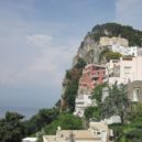 Gorkij - V době své první emigrace žil Gorkij v letech 1909-1911 na ostrově Capri ve vile , jejíž fasáda měla červenou (burgundskou) barvu – wikipedia