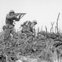 Bitva o Okinawu 1945 - Vojáci americké námořní pěchoty pod palbou nepřátelského odstřelovače – wikipedie