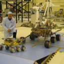 Opportunity - Vozítko Sojourner, za ním Spirit nebo Opportunity – wikipedia