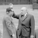 Kim Ir-sen - Vzácná fotografie ukazující onemocnění Im Ir-sena. Všechny oficiální fotografie byly pořízeny mírně zleva, aby se skryly příznaky nemoci. 1982 -Histohraphy