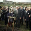Čiune Sugiharu - Yukiko, vdova Po Čiune Sugihara spolu s litevským prezidentem při zasazování stromu v Litvě (2001) – wikipedia