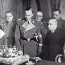 Národní souručenství - Zastupující říšský protektor Protektorátu Čechy a Morava Heydrich a protektorátní prezident Hácha u korunovačních klenotů – scanzen.cz