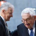 Zbigniew Brzeziński - Zbigniw Brzezinski a Henry Kissinger (2016) – Yahoo Financel