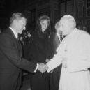 Zbigniew Brzeziński - Zbigniw Brzezinskic a papež Jan Pavel II. (1983) Yahoo Finance