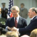 Menachem Begin - Zleva – Anvar Sadat, Jimmy Carter a Menachem Begin po podepsání egyptsko-izraelské mírové smlouvy, 26. března 1979 – wikipedie