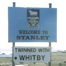 Okupace Falkland Argentinou - Značka při příjezdu do Stanley – wikipedia