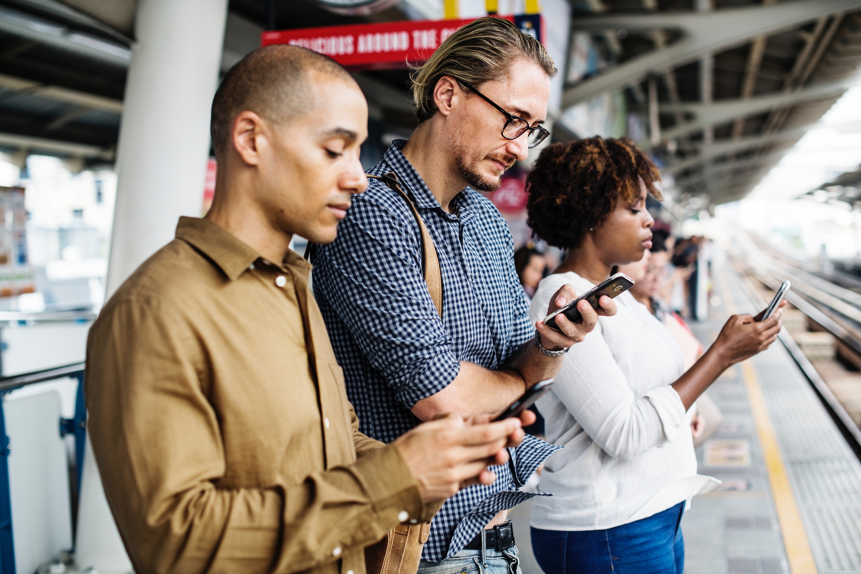 Časté telefonování raději ne. Může nám záření z mobilu ublížit?