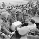 Montgomery - generál Montgomery s vojáky blízko Caen 11. července 1944 – wikipedia