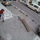 Zcizil dámské kolo na Smíchově přímo pod kamerou. Nepoznáte ho? - zlodej-smichov (1)