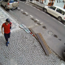 Zcizil dámské kolo na Smíchově přímo pod kamerou. Nepoznáte ho? - zlodej-smichov (2)