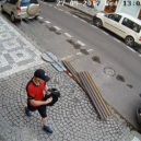 Zcizil dámské kolo na Smíchově přímo pod kamerou. Nepoznáte ho? - zlodej-smichov (3)