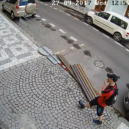 Zcizil dámské kolo na Smíchově přímo pod kamerou. Nepoznáte ho? - zlodej-smichov (5)