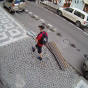 Zcizil dámské kolo na Smíchově přímo pod kamerou. Nepoznáte ho? - zlodej-smichov (6)