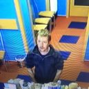 S nožem v ruce oloupil ženu v Praze. Hledá ho policie - Pachatel