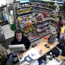 Platil ukradenou kartou na kladenských benzinkách. Nepoznáváte ho? - Zloděj, Kladno, Podezřelý
