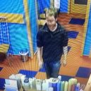 S nožem v ruce oloupil ženu v Praze. Hledá ho policie - Podezřelý muž