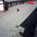 Vykradli auto na holešovické tržnici, nepoznáváte je? - Podezřelí muži při příchodu do tržnice v Holešovicích.