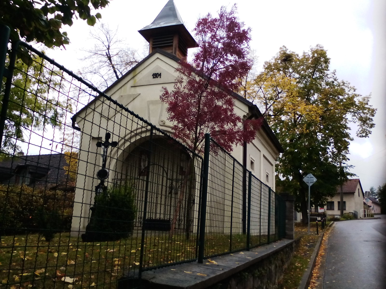 Kaplička v Černošicích, která nikdy nebyla kapličkou, ale hasičskou zbrojnicí
