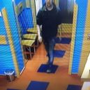 S nožem v ruce oloupil ženu v Praze. Hledá ho policie - Pachatel
