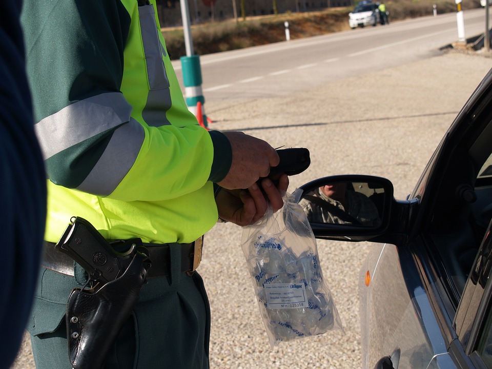 Podnapilý řidič s 2,47 promile v krvi ujel od dopravní nehody. Poté se pokusil uplatit policisty
