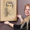 Milionová aukce na Praze 6. Nejdražší obraz v Arthouse Hetmánek se bude nabízet za 11 miliónů - 3_Marie Hejtmánková s Portrétem dívky od Toyen_foto Ivan Kahún_repro zdarma