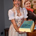 Marmeládová královna Blanka Milfaitová pokřtila knihu - Blanka Milfaitová s narozeninovým dortem