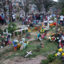 Den mrtvých v Mexiku – Día de los Muertos - Day_of_the_dead_at_mexican_cemetery_3
