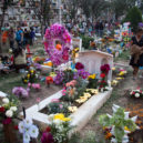 Den mrtvých v Mexiku – Día de los Muertos - Day_of_the_dead_at_mexican_cemetery_4