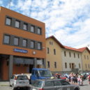 Spoje z Prahy do západních Čech zrychlí a budou posíleny. - Domažlice,_nádraží