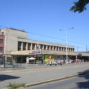 Spoje z Prahy do západních Čech zrychlí a budou posíleny. - Nádraží_Praha-Smíchov,_vstup