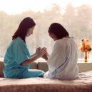 Zdravotní péče - Praying_with_Patient
