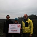 Ve Zdibech mají nové stromky. Dobrovolníci se při sázení brodili v bahně - Zdiby sazeni 2