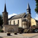 Deset let bez hranic - 1280px-Kierch_Schwéidsbengen_8-001 jwh