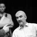 Dejvické divadlo: Kde na divadelní scéně leží rozdíl mezi lží, fikcí a falší? - Vražda krále Gonzaga – Martin Myšička.  Zdroj: Hynek Glos (Dejvické divadlo)