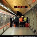 Muž spadl do kolejiště metra - metro pád karlovo náměstí