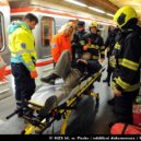 Muž spadl do kolejiště metra - metro pád karlovo náměstí