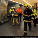 Muž spadl do kolejiště metra - metro pád karlovo náměstí